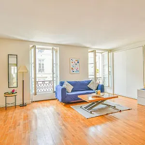 Bright Parisian Flat - Marais Apartment